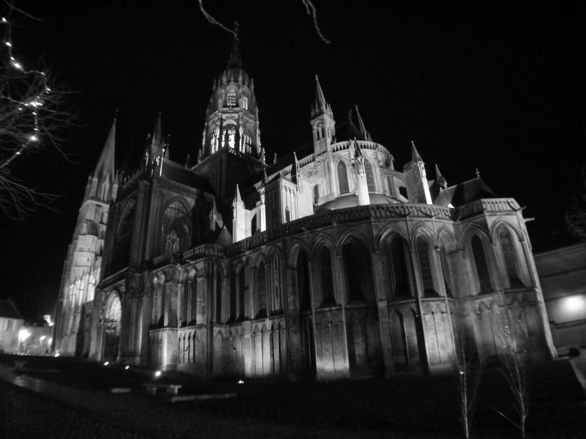 Les Combles De L Aure Grand Studio Cosy Confortable Classe 3 Etoiles Centre Bayeux 2 Mn A Pied Cathedrale Proche Plages Du Debarquement Eksteriør billede